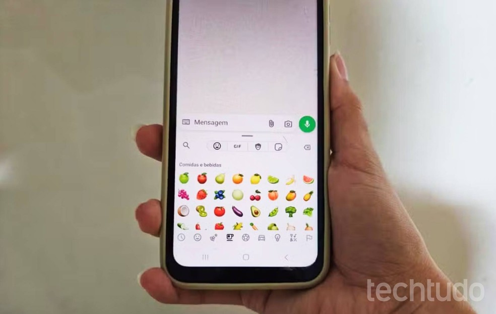 Emojis de fruta têm sentidos sexuais ocultos; veja o que significam — Foto: Millena Borges/TechTudo