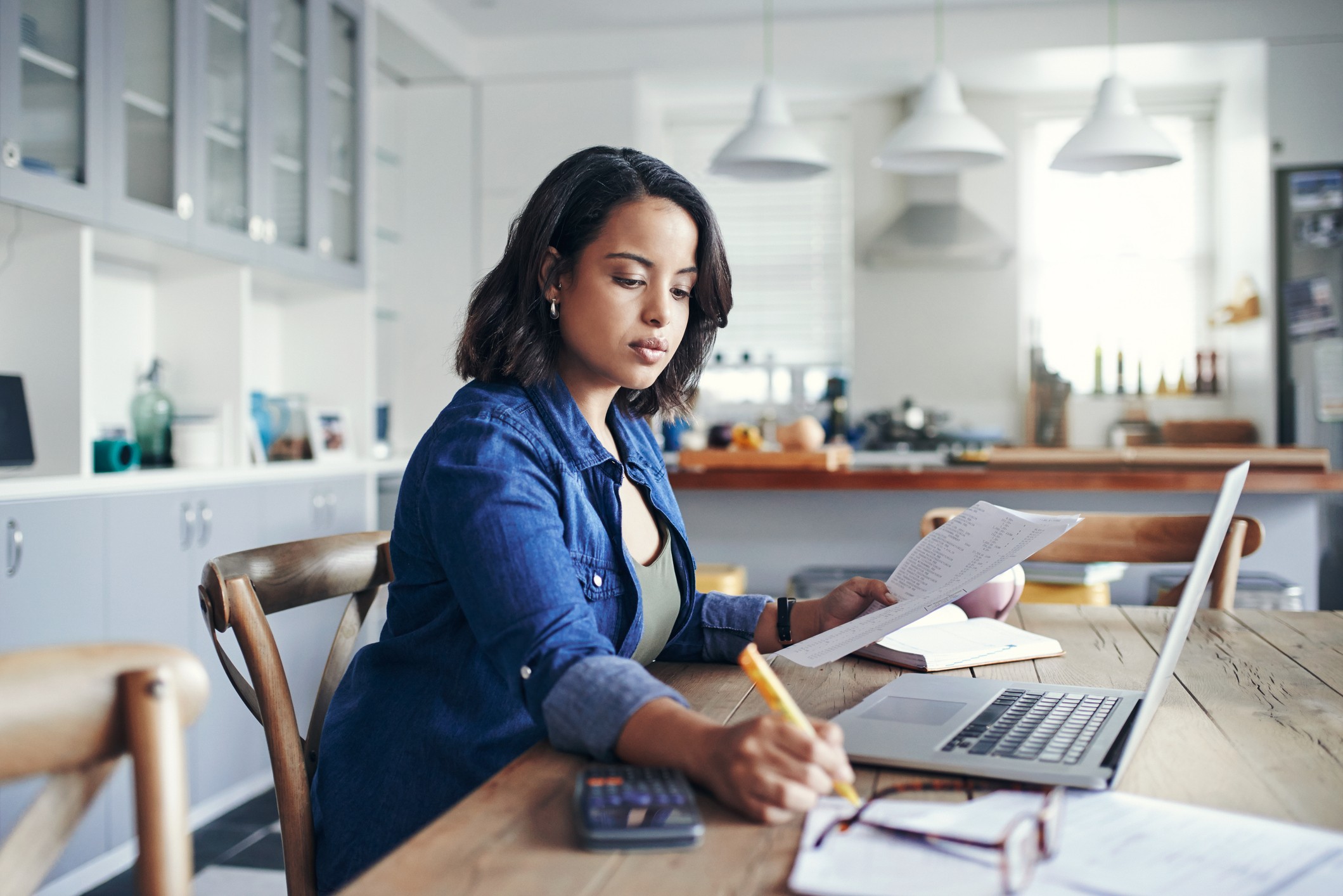20 prompts de IA para guardar mais dinheiro: comandos prontos para copiar