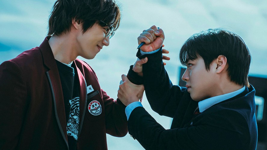 Na 2ª temporada de Classe dos Heróis Fracos, Si-eun (Park Ji-hoon) terá que enfrentar novos valentões em uma nova escola