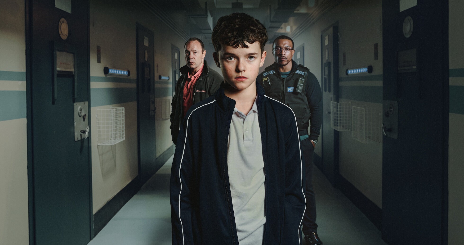Adolescência é grande vencedora do Emmy 2025; relembre elenco e personagens