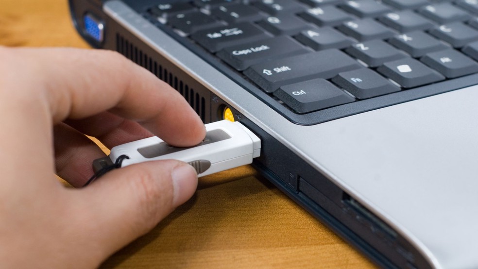 Evite inserir dispositivos de outras pessoas para manter seus computador seguro — Foto: Reprodução/Canva