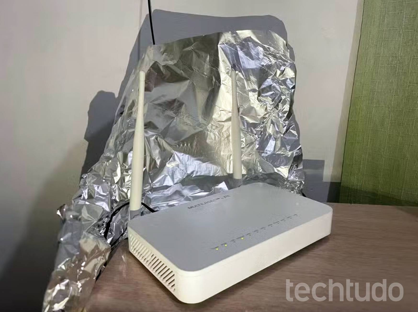 Gambiarra com papel-alumínio no roteador turbina o Wi-Fi? Testamos