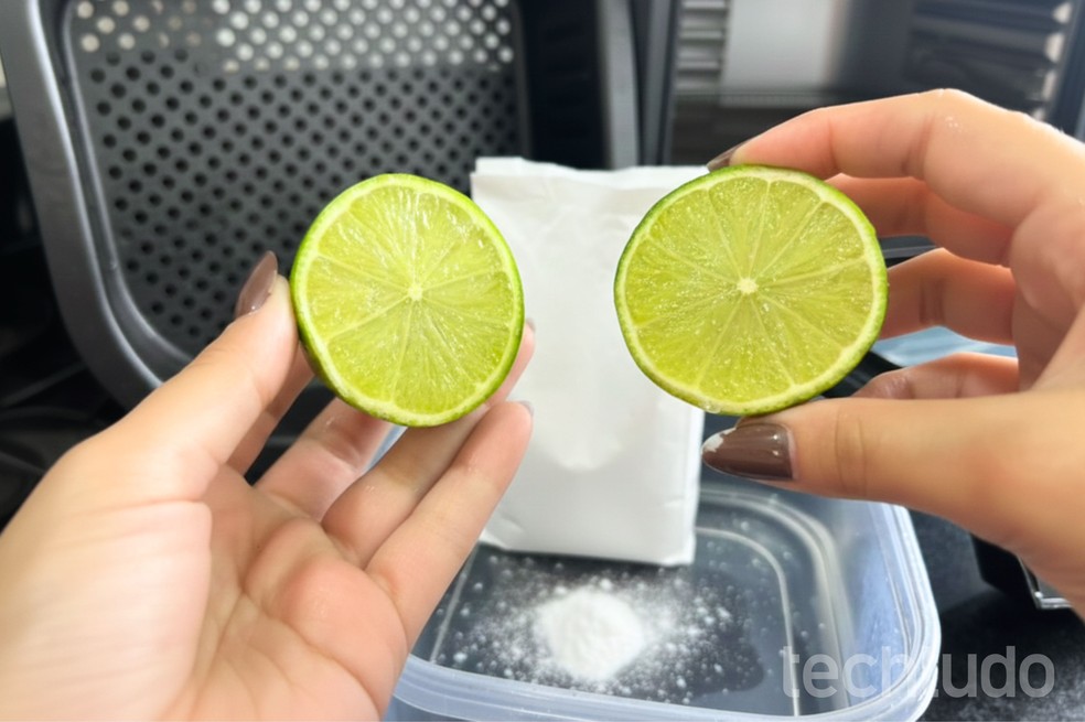 Bicarbonato de sódio com limão é bom para limpar air fryer com muita gordura? Testamos — Foto: Letícia Rosa/TechTudo