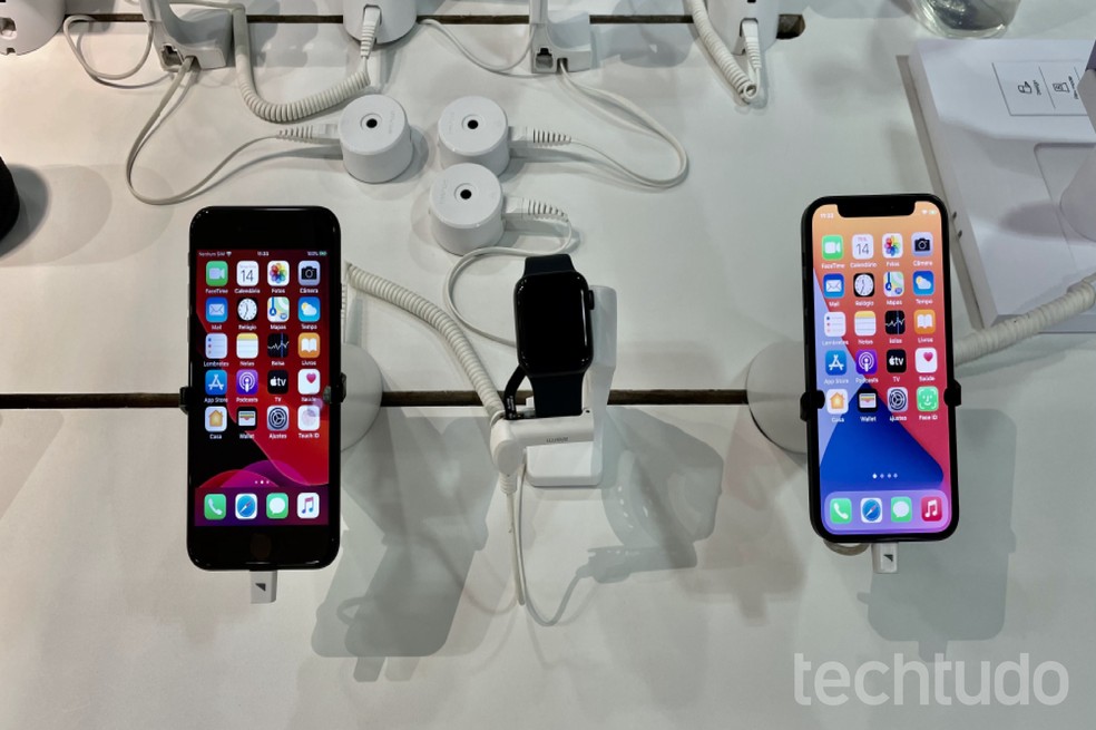 iPhone SE e iPhone 12 mini em mostruário de loja — Foto: Danilo Paulo de Oliveira/TechTudo