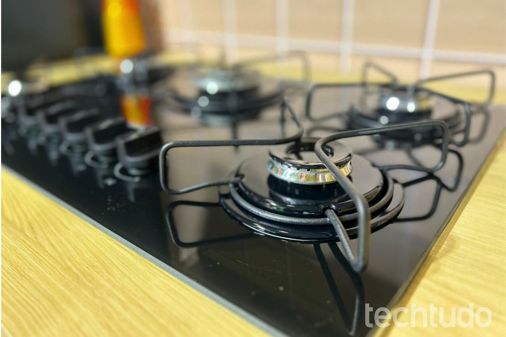 Acendedor do cooktop disparando ou estalando sozinho? Veja o que pode ser e como resolver o problema — Foto: Letícia Rosa/TechTudo