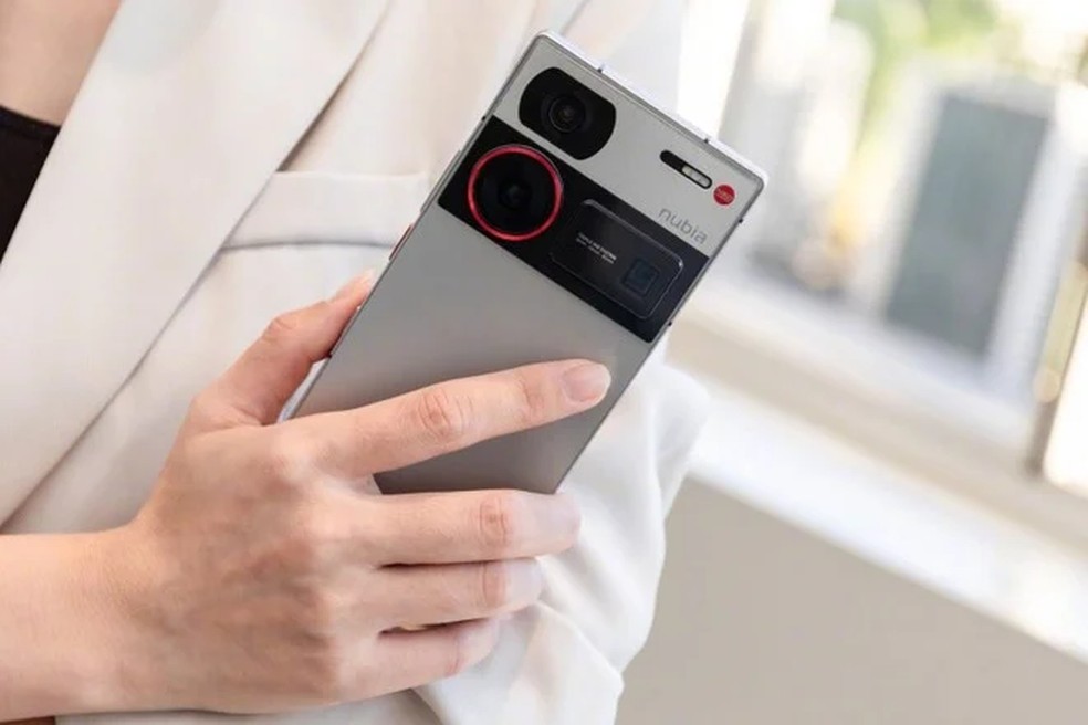 Nubia Z60 Ultra en manos — Foto: Disclosure/Nubia