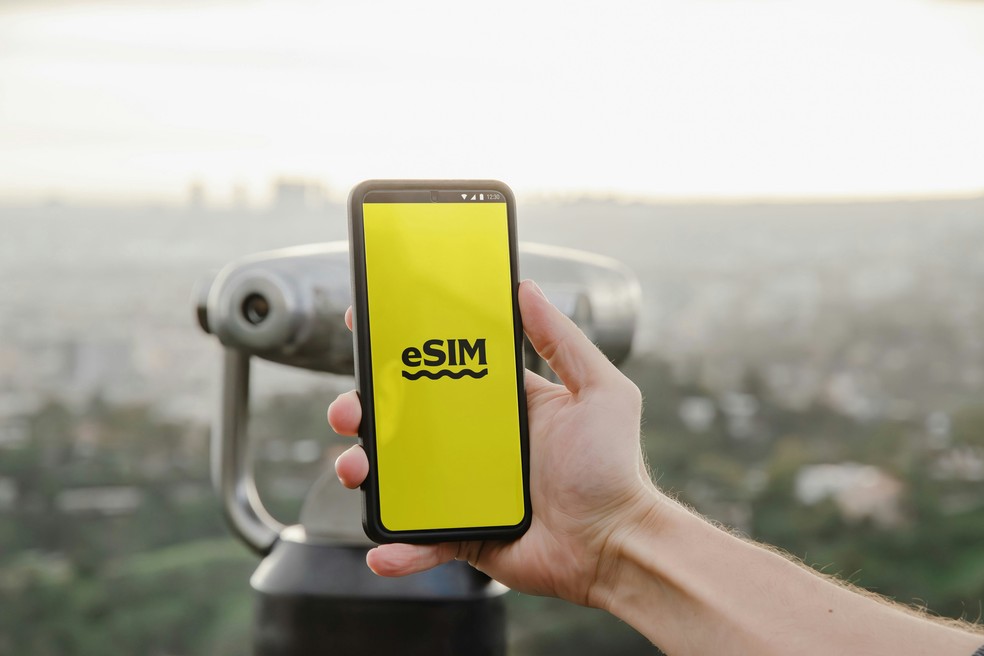 Logo de eSIM em um smartphone — Foto: Unsplash/Opal Pierce