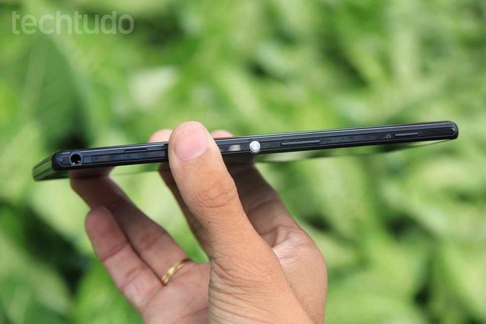 Sony Xperia T2 Ultra oferece um design fino com 7,65 mm (Foto: Anna Kellen Bull/TechTudo) — Foto: TechTudo