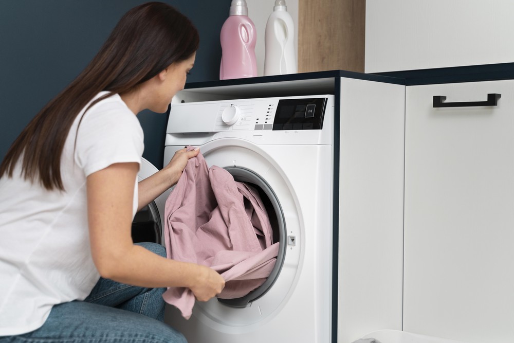 Como lavar roupa na máquina? Veja melhores técnicas e cuidados essenciais