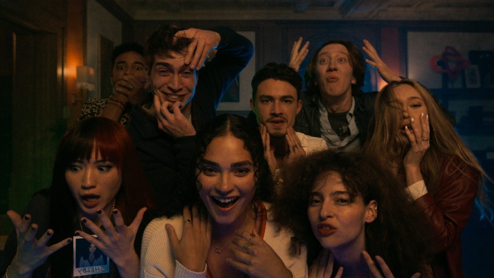 Uma reunião entre amigos se transforma em pesadelo quando eles usam um aparelho capaz de trocar identidades — Foto: Reprodução/The Movie Database