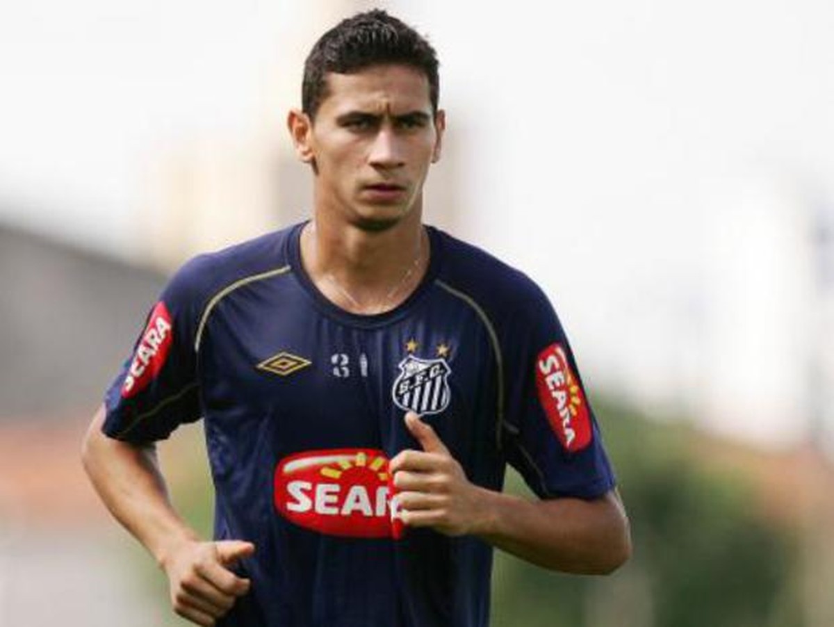 Jogador Ganso faz sessão de autógrafos para PES 2012 em São Paulo