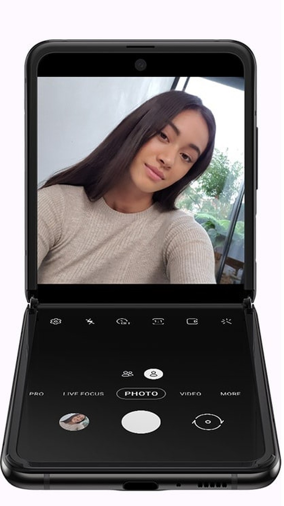 Câmera do Galaxy Z Flip 5G registra selfies com lente de 10 MP — Foto: Divulgação/Samsung