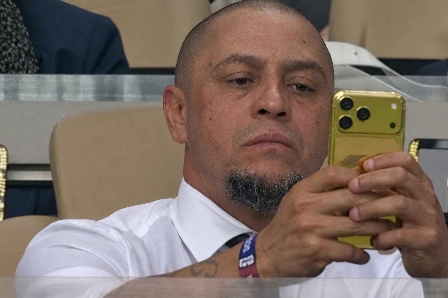 iPhone de ouro de Roberto Carlos viraliza em jogo do Brasil; veja preço
