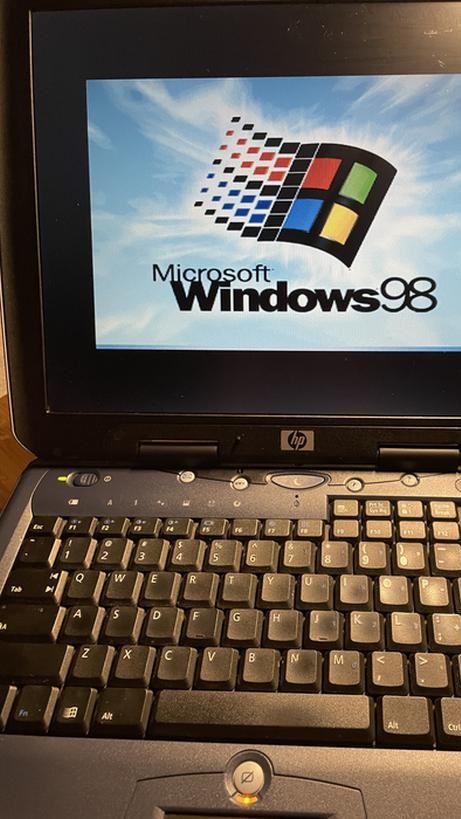 Viajando de volta para os anos 2000: explorando o Windows 98 e