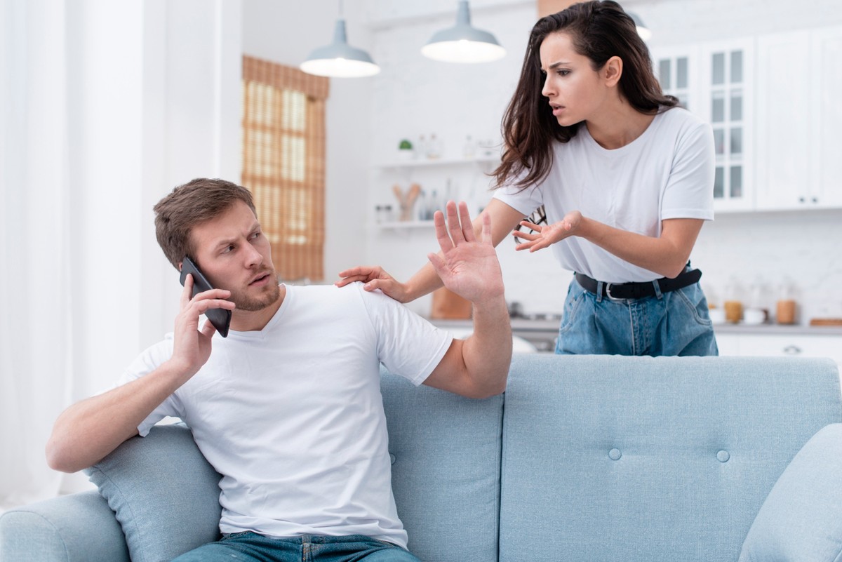 10 Conflitos de Casal Sobre Tecnologia: Você Já Discutiu Esses?
