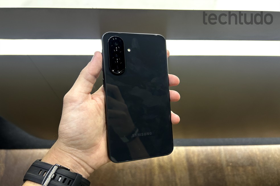 Galaxy A36 na cor preta; — Foto: Eduardo Bartkevihi/TechTudo
