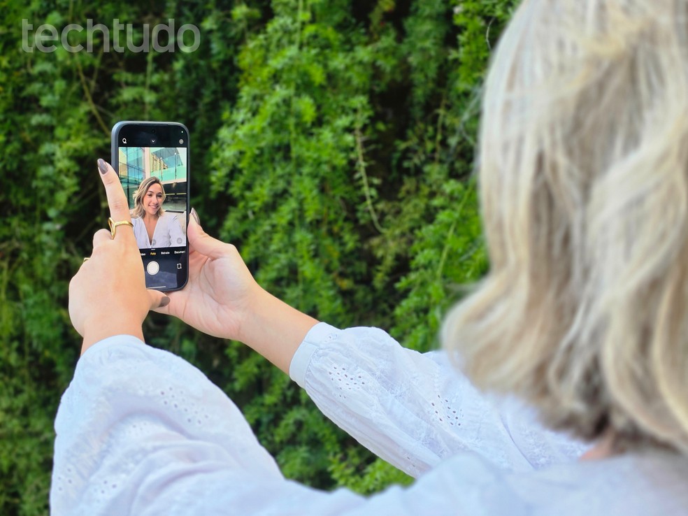 Selfie com a câmera frontal do Xiaomi 17T  — Foto: Ana Loubak/TechTudo