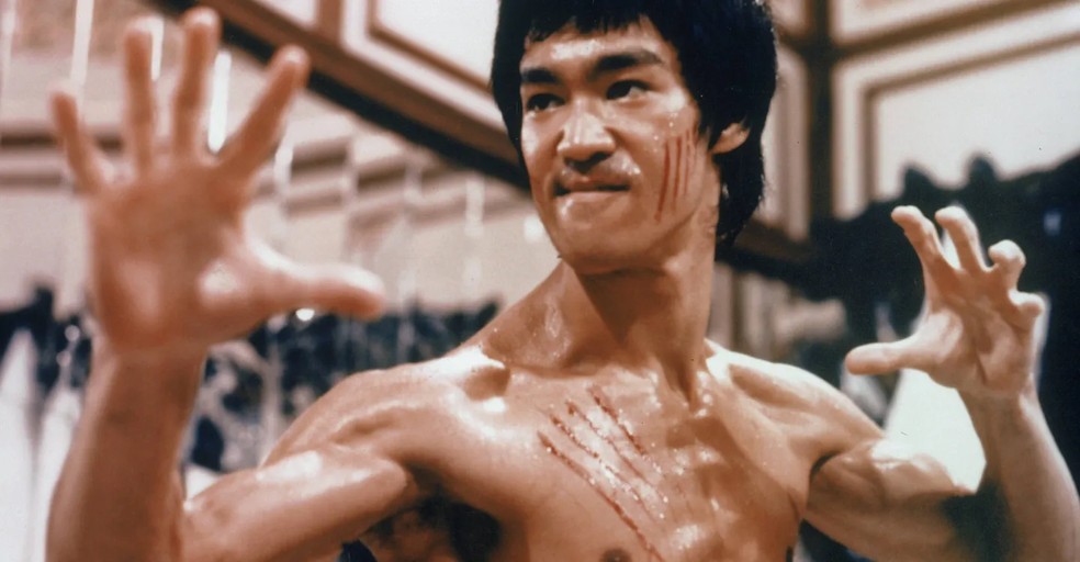 Bruce Lee, astro do cinema de artes maciais, no filme Operação Dragão — Foto: Reprodução/JustWatch