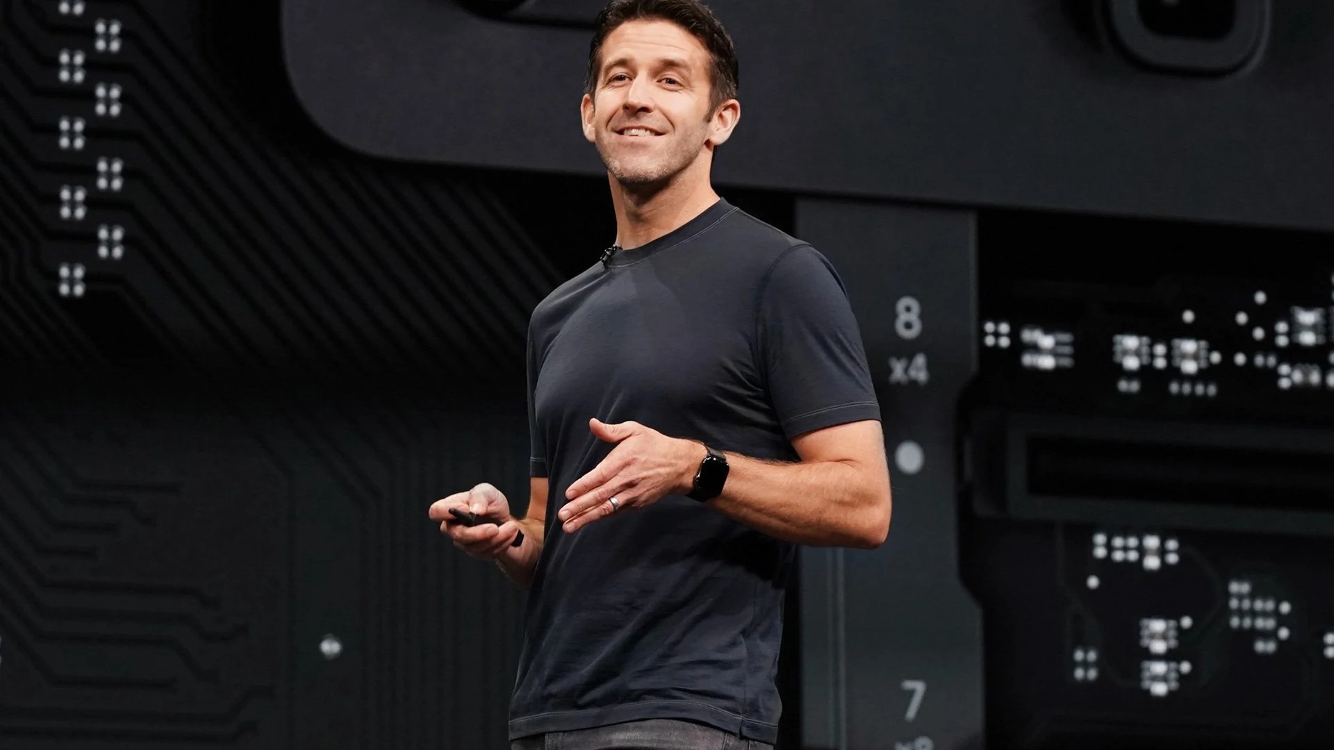 Quem é John Ternus? Conheça novo CEO da Apple e veja o que muda