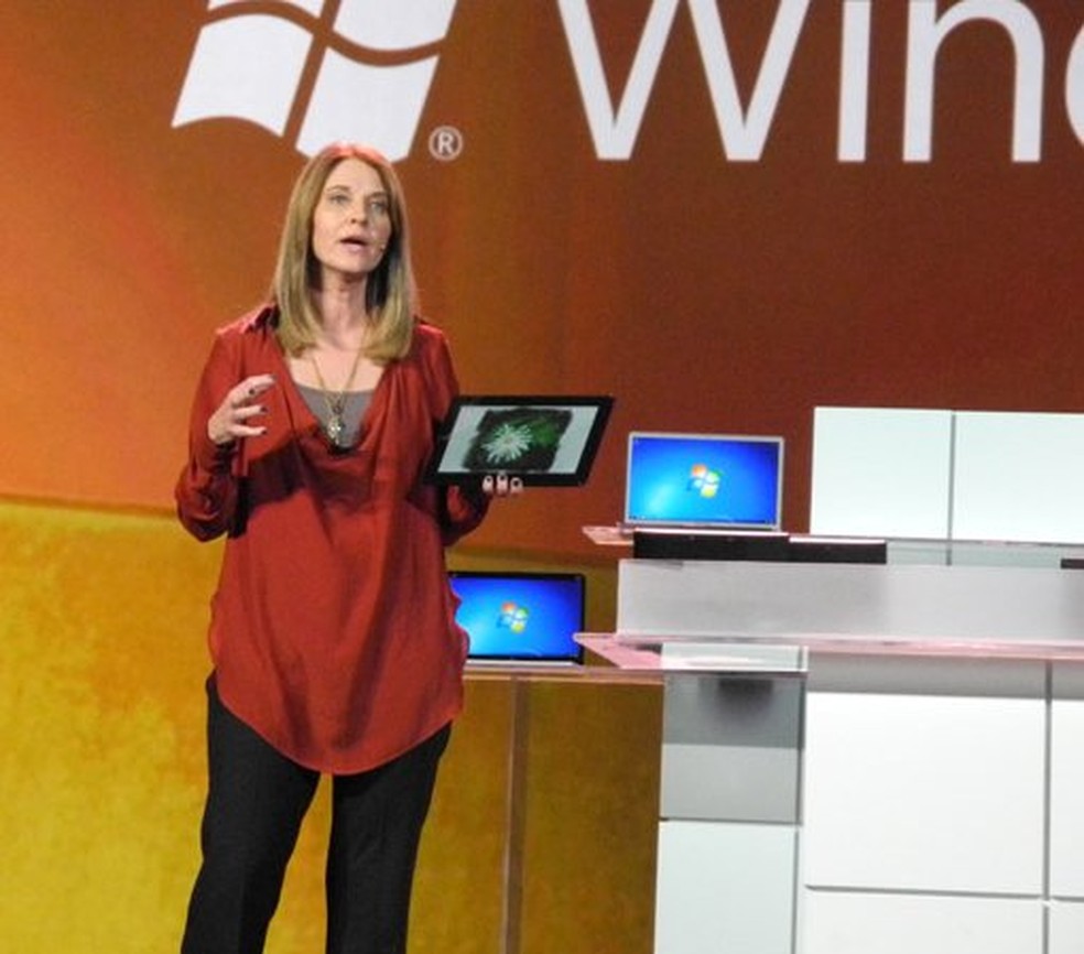 Executiva Tami Reller foi quem apresentou o Windows 8 To Go (Foto: Reprodução) — Foto: TechTudo
