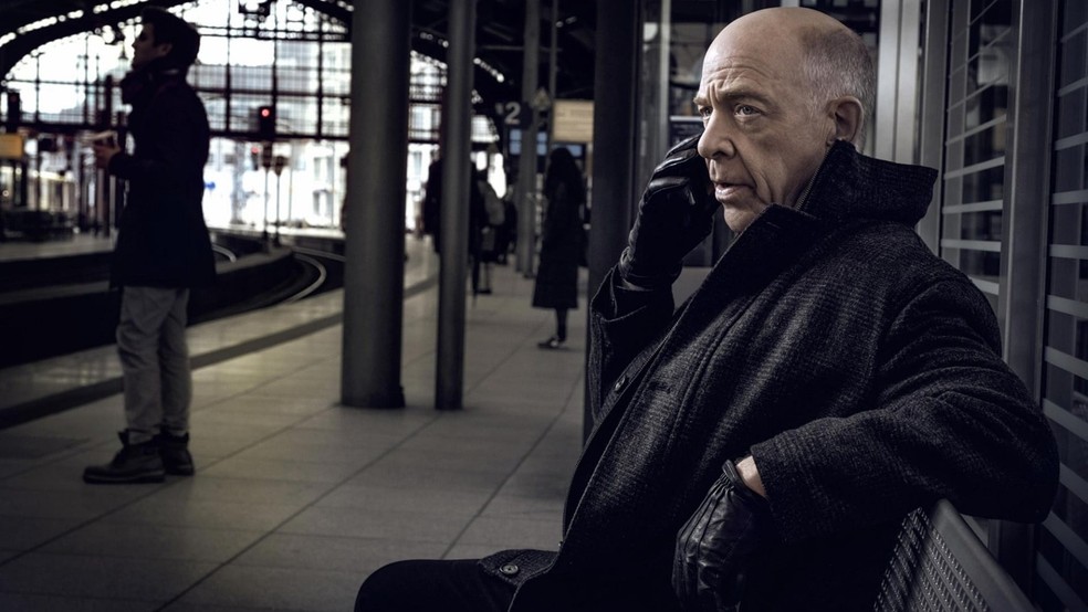 O vencedor do Oscar J.K. Simmons é protagonista da série de drama e ficção científica Counterpart — Foto: Reprodução/The Movie Database