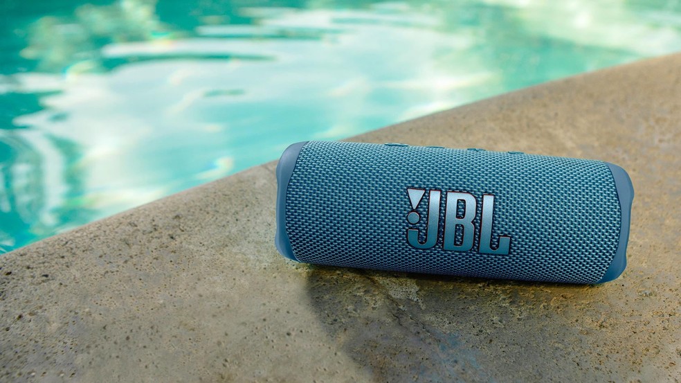 JBL Flip 6 pode ser levada para a piscina — Foto: Divulgação/JBL