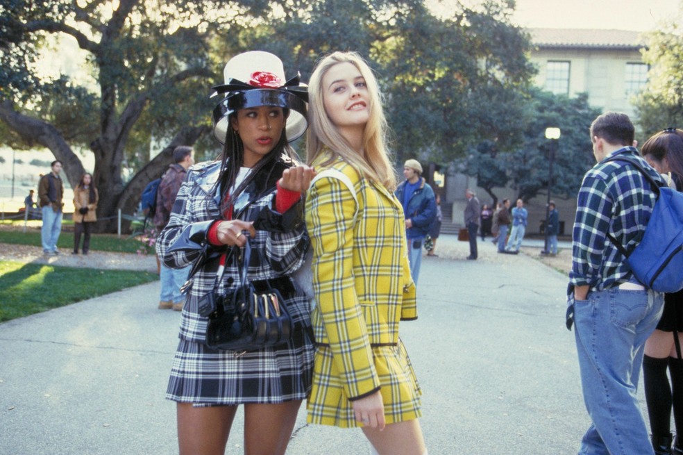 Alicia Silverstone e Stacey Dash em As Patricinhas de Beverly Hills, com seus visuais que se tornaram icônicos — Foto: Reprodução/IMDb