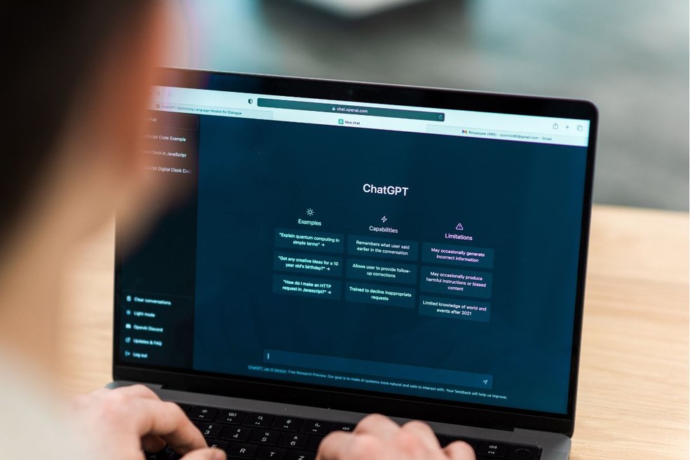 O ChatGPT é o chatbot de inteligência artificial da OpenAI — Foto: Reprodução/Freepik/frimufilms