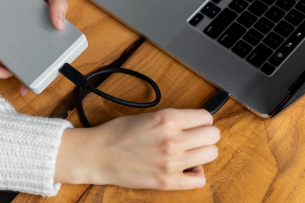 Você NUNCA MAIS vai deixar o notebook na tomada o dia todo após ler isso