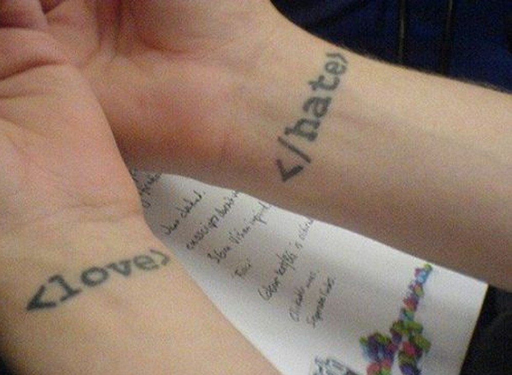 Top 10: tatuagens tech mais inusitadas da Internet