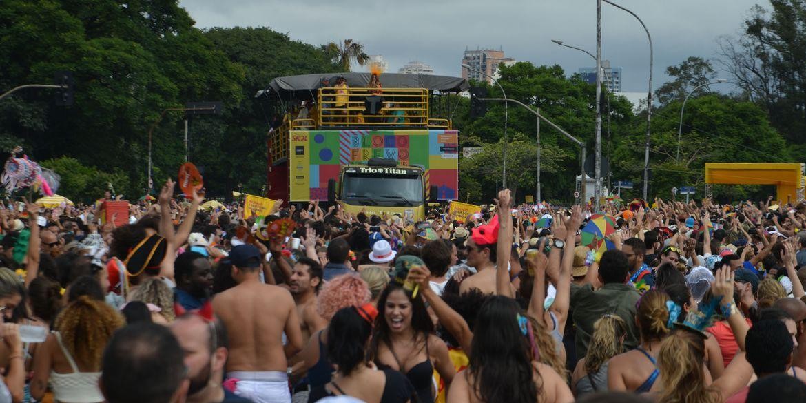 Carnaval 2026: saiba se proteger de golpes em viagens, festas e compras online