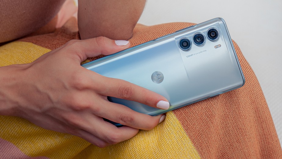 Xiaomi 12T vs Moto G200: qual chega mais perto de ser um celular top?