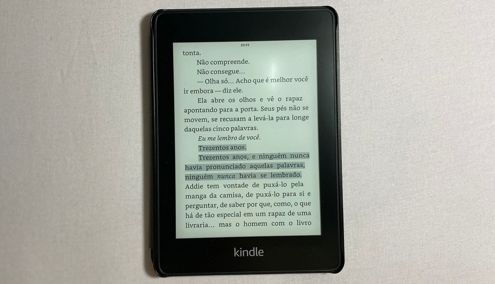 Kindle permite grifar trechos de livros e fazer anotações — Foto: Giovana Guerra/TechTudo