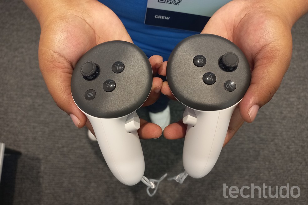Controles Touch Plus, do Meta Quest 3, têm formato ergonômico — Foto: Ana Letícia Loubak/TechTudo