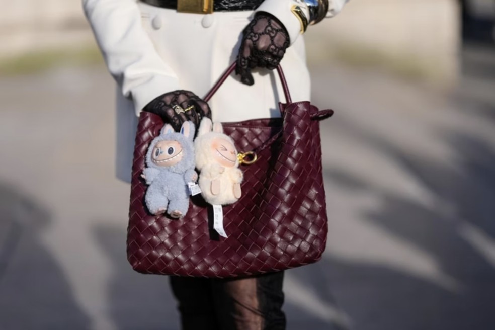 Labubu vira chaveiro/charms para bolsas — Foto: Reprodução/Edward Berthelot/Getty Images