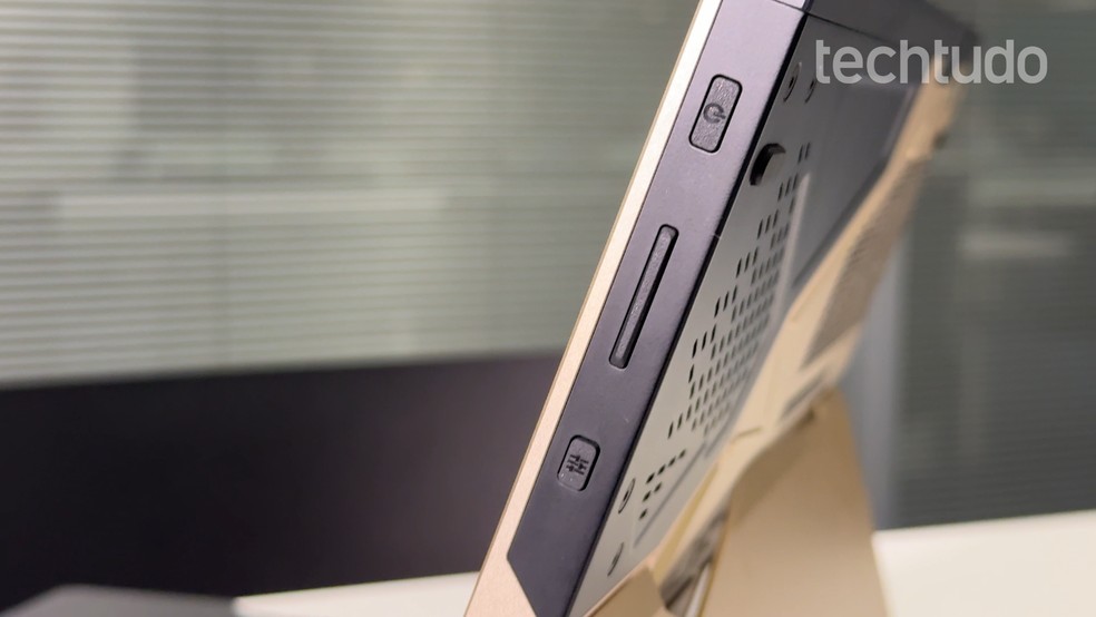 Detalhes laterais do ROG Flow Z13-KJP. Botão de ligar/desligar, volume e Screen Xpert, de cima para baixo. — Foto: Rammon Nogueira/TechTudo