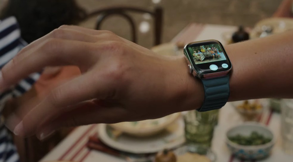 Apple Watch 9 atendendo ligação por meio do Double Tap — Foto: Reprodução/Apple