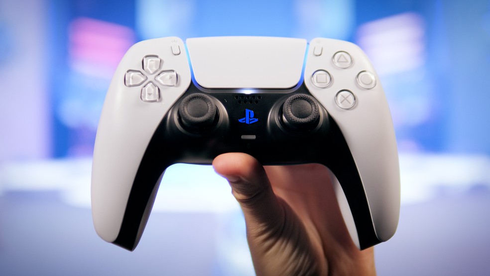 Comando PS5 Dualsense Branco + Jogo FIFA 23 (Código de Descarga na
