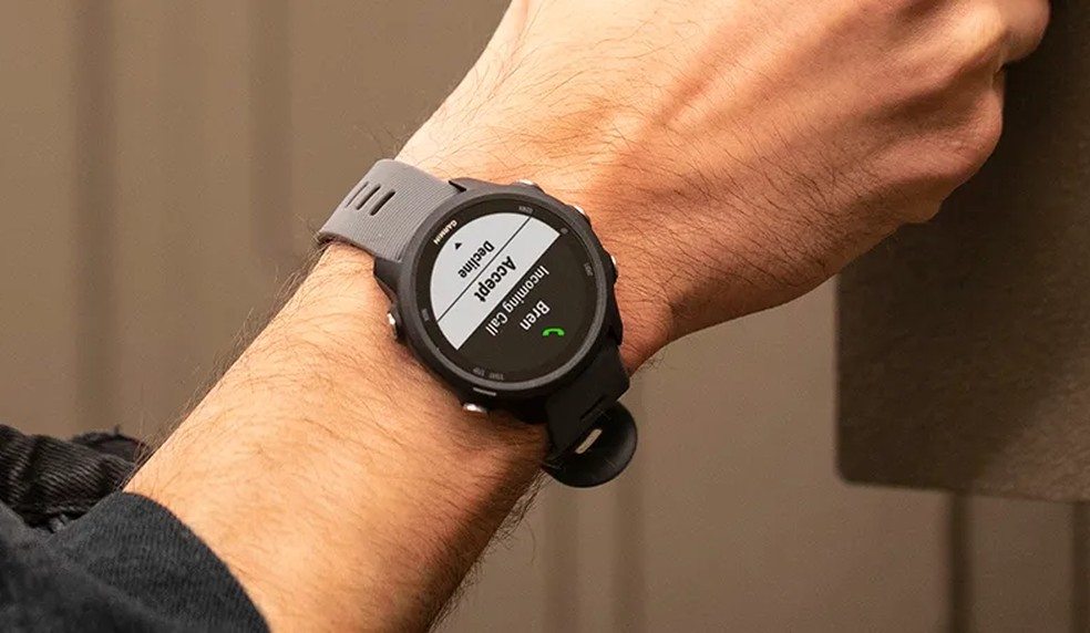 Notificação de chamada no Garmin Forerunner 245 — Foto: Divulgação/Garmin