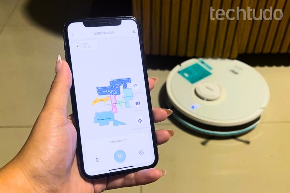 Robôs aspiradores variam muito em nível de funcionalidades e de preço — Foto: Letícia Rosa/TechTudo