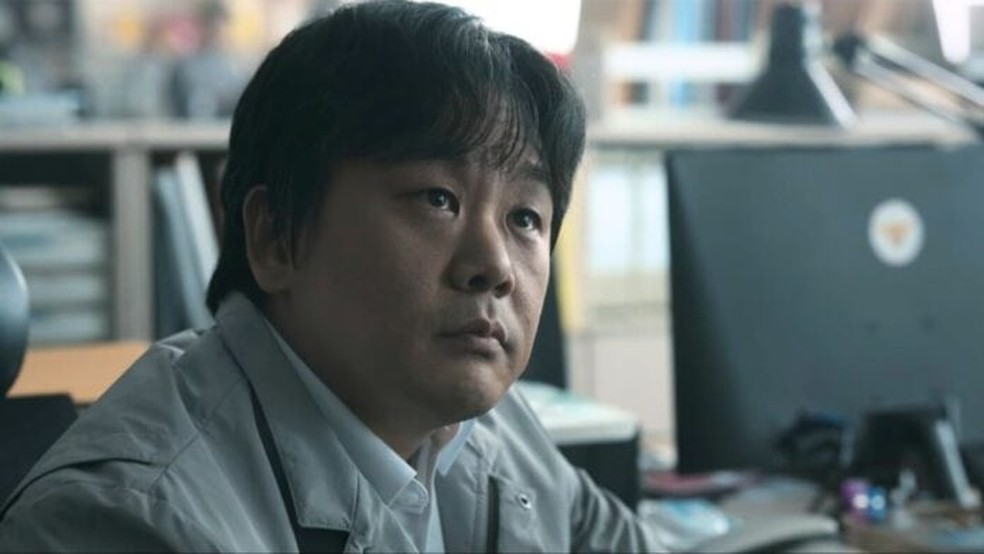 Kang aceita uma proposta terrível para ajudar sua família — Foto: Divulgação/Netflix