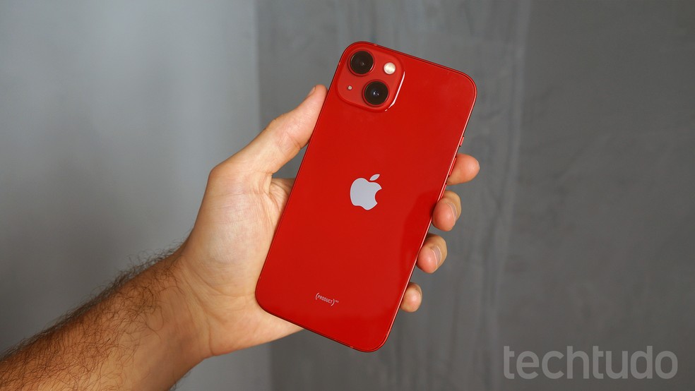 iPhone 13 vermelho é um dos aparelhos desejados da Apple — Foto: Thássius Veloso/TechTudo