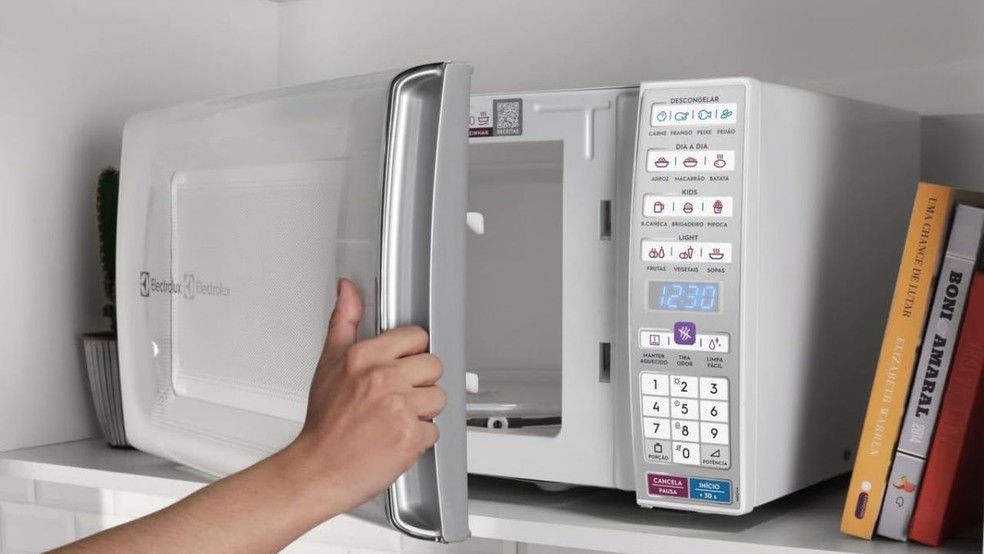 Os micro-ondas precisam de uma tomada exclusiva pois, se ligados na extensão, podem causar sobrecarga elétrica e acidentes — Foto: Reprodução/Amazon