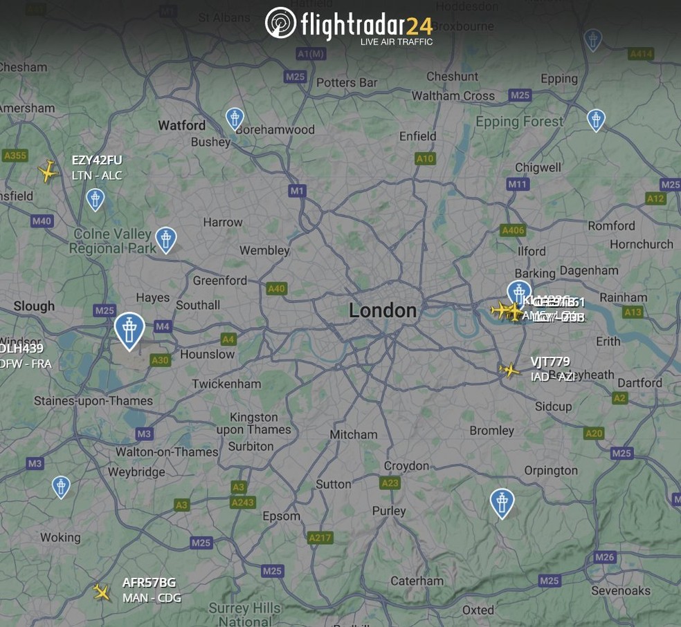 Imagem de radar mostra aeroporto de Heathrow fechado, sem aeronaves circulando — Foto: Divulgação/Flightradar24