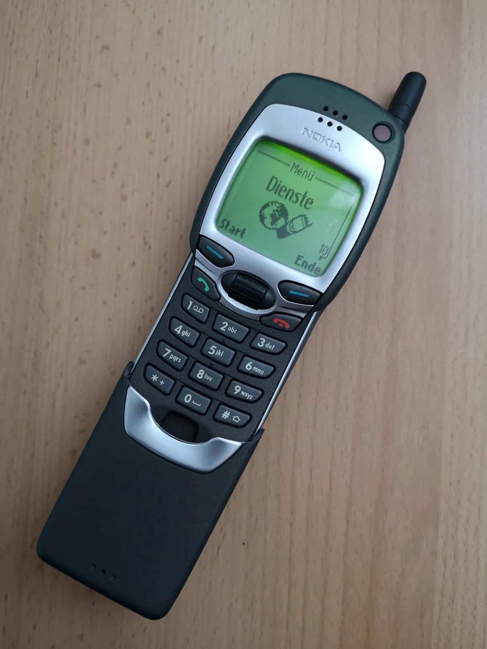 O Nokia 7110 foi o primeiro celular lançado com botão de acesso à Internet WAP — Foto: Reprodução/Reddit @vintagemobilephones