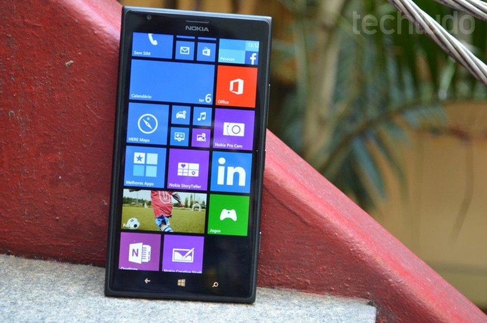 Tela do Lumia 1520 tem resolução Full HD (Foto: Luciana Maline/TechTudo) — Foto: TechTudo