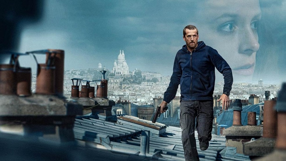 Ad Vitam (2025), em latim, significa "para a vida" e está escrita no distintivo de Franck — Foto: Diuvulgação/IMDb