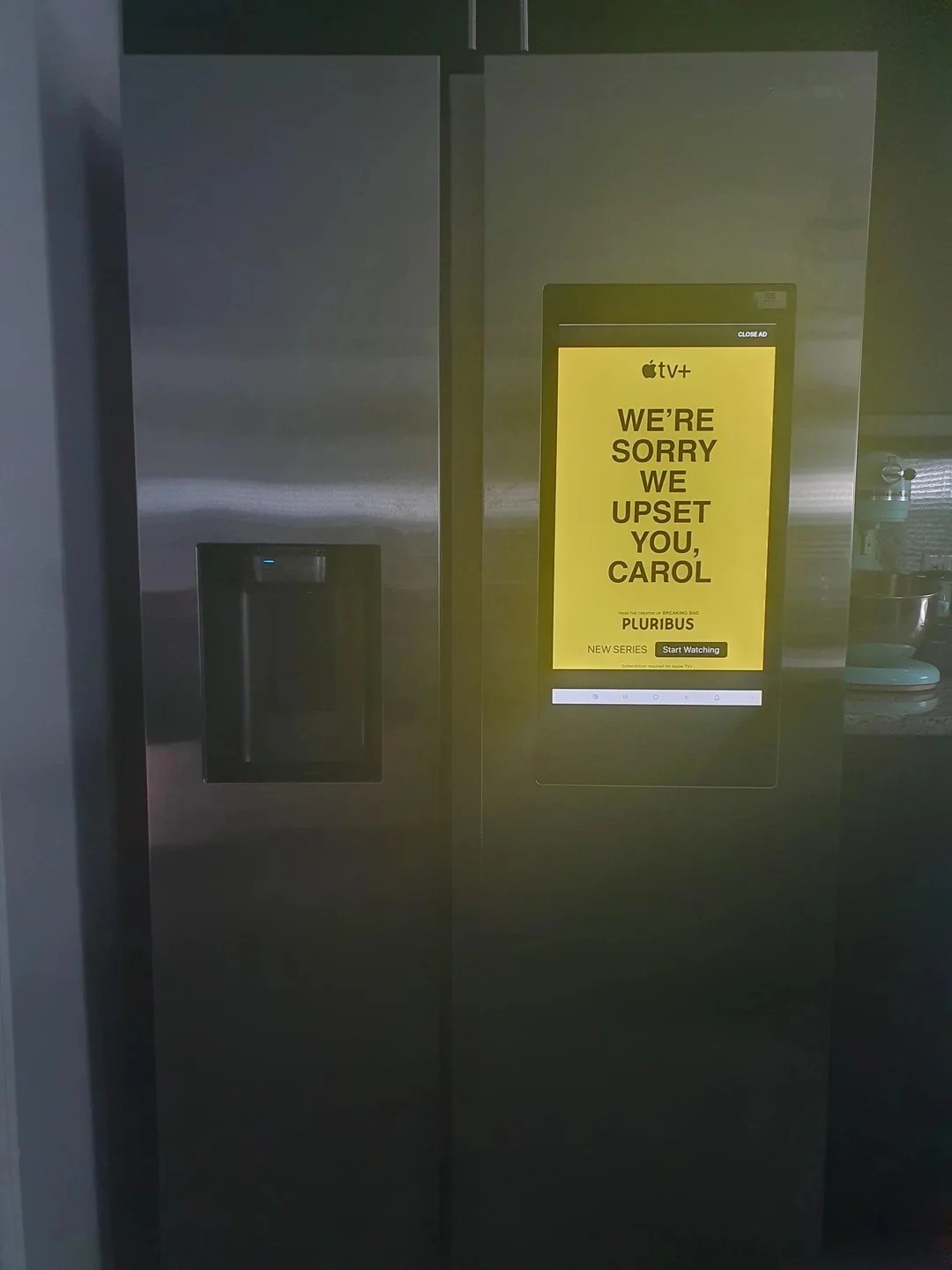 Mulher é hospitalizada após ver anúncio em geladeira Samsung; entenda