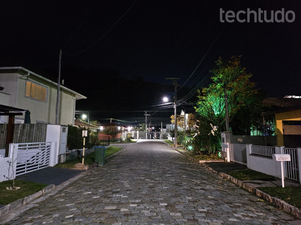 Foto de rua tirada com o Galaxy Z Flip 5 sem modo noturno dedicado — Foto: Ana Letícia Loubak/TechTudo