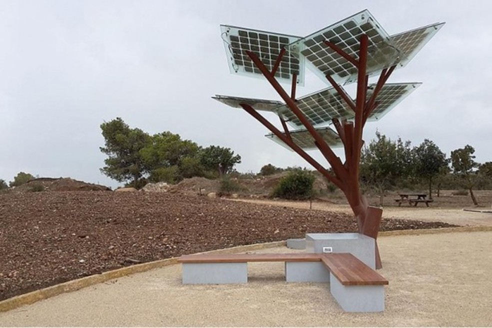 eTree coloca paineis solares em estrutura de árvore para alimentar parques e outros ambientes abertos (Foto: Reprodução/Digital Trends) — Foto: TechTudo
